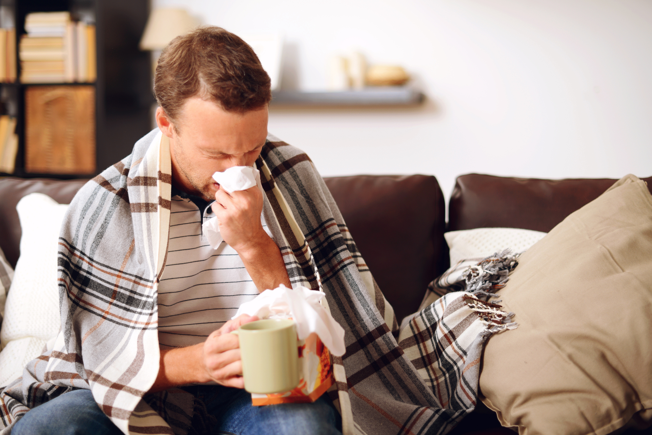 Лечение гриппа дома. Простуда. Человек болеет. Простудные заболевания. Человек с простудой.